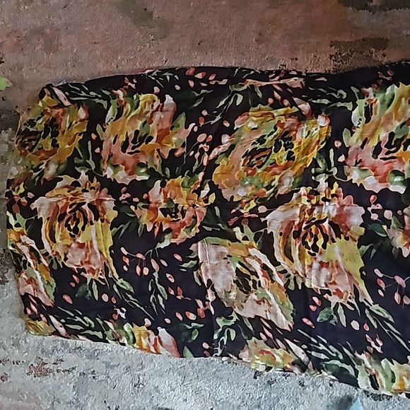 Floral pattern viscose circle scarf - Picture 10 of 10